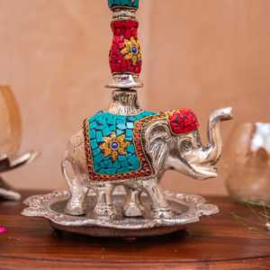Diya Tradicional con Diseño de Elefante y Pavo Real, con Detalles de Cuarzo Mandarina y Lapislázuli para las Festividades de Diwali - Product Image 2