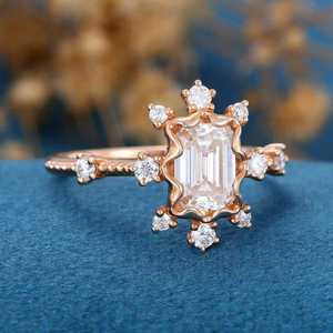 Anillo de Compromiso y Matrimonio de Moda, Chapado en Oro Rosa de 14K, con Diamantes de Corte Esmeralda Certificados por GIA, Estilo Vintage - Product Image 3