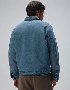 Chaqueta vaquera azul vintage personalizada con estilo al por mayor para hombre, ropa de calle con logotipo frontal y cuello levantado, prendas de vestir exteriores con diseño rasgado - Product Image 4