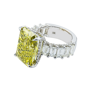 Bague SHREYA DIAM en or blanc 18 carats avec diamant de laboratoire jaune vif fantaisie taille radiant de 10,01 carats certifié IGI, clarté VS1 - Product Image 4