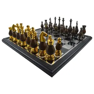 단단한 물자 & 현대 보기 장식적인 오락 게임 체스 게임을 가진 호화스러운 금 디자인 체스 세트