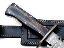 Cuchillo Bowie de Caza Arwin Hecho a Mano de Acero Inoxidable con Borde Dentado, Mango de Madera Pakka, Funda de Cuero, Garantía de 3 Años, Personalizable - Product Image 4