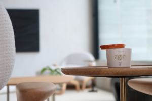 Bougie Etti Brasil 100g en pot blanc au parfum de figue et de rose pour une durée de 25 heures - Product Image 4