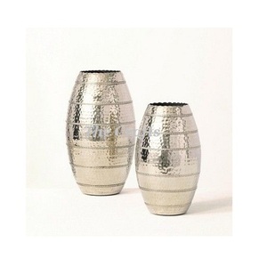 Macetas de tres tamaños diferentes en florero artificial martillado de aluminio para uso en bodas y eventos - Product Image 4