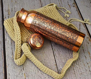 Botella de Agua Tradicional India de Cobre Grabado con Aspecto Vintage para Regalos Temáticos de Herencia Personalizable - Product Image 1