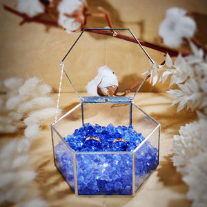 Boîte à bijoux en verre de forme hexagonale de la meilleure qualité avec cadre en argent, parfaite pour ranger bagues, colliers et accessoires fins - Product Image 1