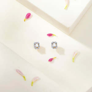 Pendientes de Mariposa de Oro de 14k para Mujer - con Acentos de Ópalo, Turquesa y Diamantes - Product Image 1