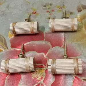 Elegante perilla de gabinete de resina con acento de latón para muebles de cocina, armarios, cajones y puertas de armarios - Product Image 1