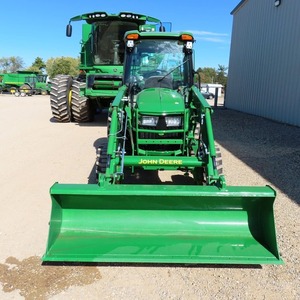 Fournisseur vérifié de tracteurs compacts John Dee 4052R et chargeurs auto-nivelants avec grappin, prêts à la vente - Product Image 1