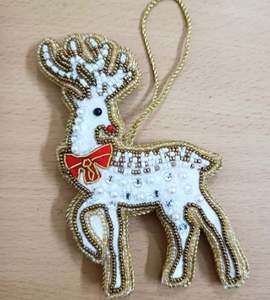 Ornement de renne blanc avec perles et broderie, à suspendre à l'arbre de Noël, avec ruban rouge et accents dorés pour la décoration de Noël - Product Image 2