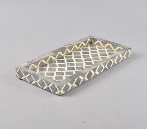 Plateau de service rectangulaire décoratif de luxe fait main en os incrusté gris et blanc avec motif treillis à quatre feuilles élégant - Product Image 1