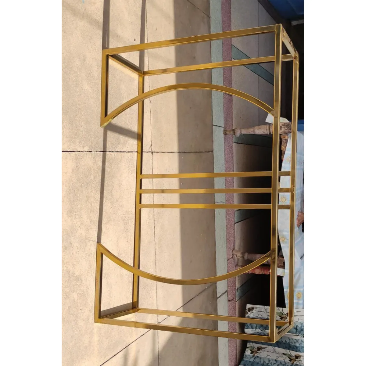 Mesa de centro de metal chapada en oro último diseño hecho a mano para interiores y exteriores mesa de muebles de metal de gran tamaño de la India