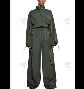 Conjunto de chándal cortavientos con Jersey recortado de nailon para mujer con logotipo personalizado, ropa de calle para mujer, conjunto de chándal de nailon y poliéster personalizado - Product Image 1
