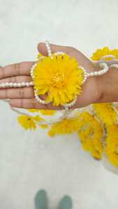 Dahika Merchant แรงบันดาลใจจากพ่อค้าดอกไม้ dupatta กับไข่มุก, haldi/metatta ม่านพิเศษ dupatta, Pre Wedding dupatta สำหรับเจ้าสาว - Product Image 5