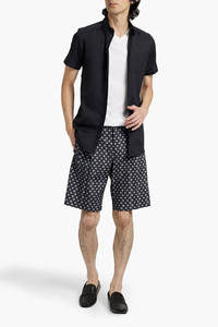 Pantalones cortos estampados negros con estilo para hombre con un ajuste relajado emparejado con camiseta blanca clásica para ropa de calle de verano sin esfuerzo - Product Image 2