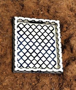 Plateau de service en bois fait main à rayures avec incrustation rectangulaire en os et incrustation en nacre, vaisselle minimaliste de luxe occidentale - Product Image 1