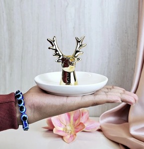 Hermosa Figura de Reno con Acabado Dorado, Adorno de Mesa de Lujo, Perfecto para Celebraciones Navideñas, Decoración de Oficina, Ideas para Regalos - Product Image 3