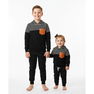 Conjunto de Sudadera con Capucha y Pantalones de Algodón Unisex - Atuendo de Invierno a Rayas Negras - Product Image 4