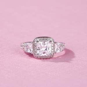 Bague Jeulia à trois pierres en diamant taille princesse avec halo, en argent sterling plaqué or - Product Image 4