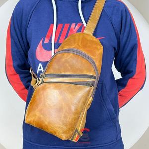 Venta al por mayor Vintage Full Grain cuero genuino hombres y mujeres bolso de pecho de alta calidad multifunción al aire libre viajar bolsos cruzados - Product Image 1
