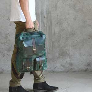 Sac à dos de créateur Ganges Grain Portland Winter en vert forêt avec fermeture éclair en cuir PU et doublure en polyester - Product Image 2