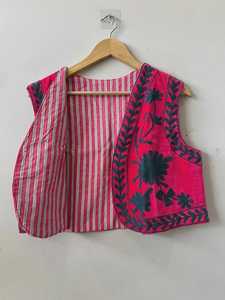 Chaleco Suzani Rosa Oscuro, Chaleco Bordado Estilo Boho, Chaqueta Étnica sin Mangas, Ropa Boho para Festivales, Chaleco con Bordado Artesanal - Product Image 2