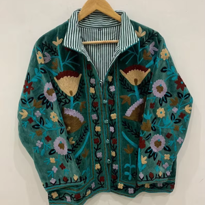 Chaqueta Bordada Suzani de Terciopelo con Botones Hechos a Mano, Chaqueta Corta Bordada de Terciopelo con Patrón Floral Bohemio - Product Image 1