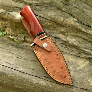 Cuchillo de Camping de Acero de Damasco con Hoja con Patrón Distintivo, Mango de Madera Pulida, Guarda de Latón y Funda de Cuero, Personalizado OEM - Product Image 4