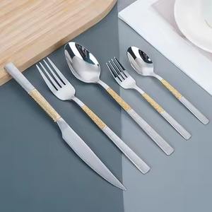 Ensemble de couverts élégant en résine bleue, couverts de qualité supérieure, idéal pour les stations balnéaires, les restaurants et les repas spéciaux - Product Image 2