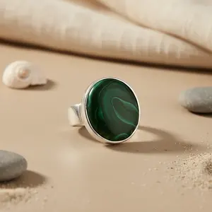 Anillo Clásico de Plata con Incrustaciones Geométricas para Mujer - Joyería de Diseño - Product Image 1