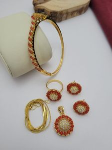 Conjunto de Collar con Colgante de Perla y Latón Premium con Pulsera y Anillos para Mujer, Estilo Casual/Deportivo para Oficina y Fiestas Universitarias - Product Image 2