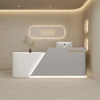 Meja Resepsionis MDF Lengkung Kustom dengan Logo dan Pencahayaan untuk Penggunaan di Kantor Modern, Rumah Sakit, Supermarket, atau Mal