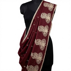 Foulard en voile de coton mélangé AHE pour femme, couleurs assorties, broderie florale en strass dorés, hijab de Dubaï respirant pour l'été et le quotidien, vente en gros - Product Image 1