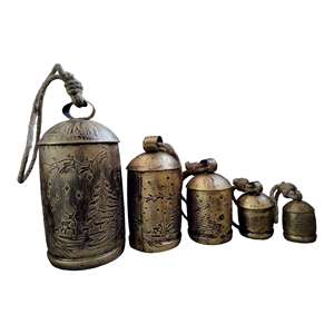 Juego de Campanas de Vaca Gigantes Vintage Rustic Harmony, Acabado Antiguo, Decoración para Fiestas Navideñas, Campanas Colgantes de 5 Piezas - Product Image 4