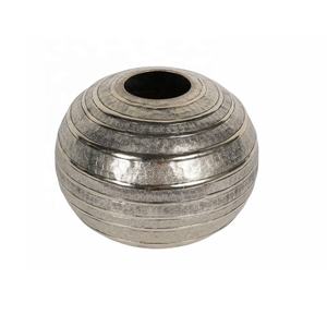 Nouvelle arrivée Vase en aluminium noir mat Vase de table modèle en aluminium Vase à fleurs en aluminium moderne disponible en différentes finitions - Product Image 5