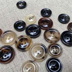 Bouton de couture en corne de bœuf écologique sculpté à la main, poli, noir, en forme d'animal - Product Image 1