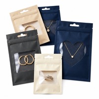 Pochette à fermeture éclair métallisée à trois soudures avec fenêtre en forme de cœur, imprimée sur mesure pour l'emballage de présentation de bijoux fins en détail