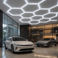 Panneaux de plafond hexagonaux pour l'affichage de véhicules en showroom automobile, 6000K, indice IP20, CRI élevé Ra90, construction en aluminium + PC