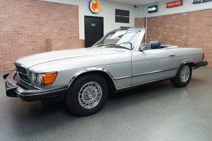 Mercedes-Benz 380SL Convertible de 1981, Años 80, Plateado, 2 Asientos, Interior de Cuero, Transmisión Automática, Neumáticos R15 - Product Image 4