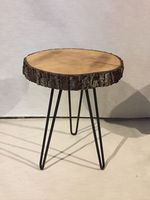 Table d'appoint traditionnelle en bois avec pieds tournés et finition teintée offrant un attrait intemporel pour les intérieurs classiques
