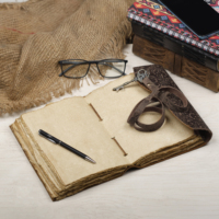 Journal de poche artisanal en cuir marron foncé antique, carnet de planification et d'agendas à couverture gravée de fleurs, reliure à cheval, couverture rigide