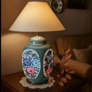 Lampe élégante en céramique peinte à la main avec abat-jour blanc Produit élégant dans la catégorie de la poterie et de l'émail - Product Image 1