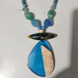 Collar con cuentas de resina hecho a mano para mujeres y niñas, diseño personalizable con forma de gota de agua y cadena de cuerda - Product Image 1