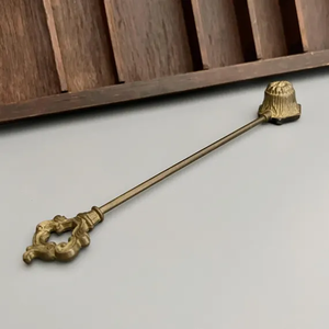 Éteignoir de bougie en métal inoxydable massif fabriqué à la main avec longue poignée Look classique Outils en métal argenté Vente chaude pour Noël - Product Image 1