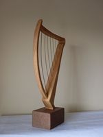 Escultura artística de madera tallada en madera maciza, perfecta para espacios de exposición, galerías y estudios creativos