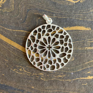 Pendentif léger en argent 925 de créateur avec motif floral pour hommes et femmes, à porter au quotidien - Product Image 1