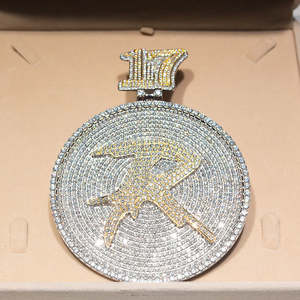 Colgante de Plata 925 Personalizado con Moissanita Engastada en Forma de Cruz, Estilo Vintage Hip Hop, Unisex - Product Image 4