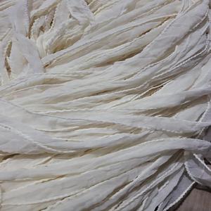 Cinta cosida lateral de gasa blanca hecha a medida, ideal para diseñadores de joyas y tiendas de hilo para reventa en color blanco - Product Image 1