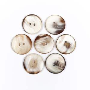 Elegante cuerno de buey hecho a mano Botones de 2 agujeros Aspecto rústico - Product Image 1