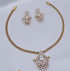 Ensemble de collier élégant de qualité supérieure avec finition mate et pierres AD exclusives et boucles d'oreilles pour mariage pour femmes - Product Image 4